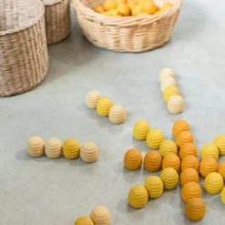 Grapat Grapat Loose Parts: Houten Honingraten Geel, 36st. (Mandala Yellow Honeycombs) -Kinderspeelgoed Verkoopwinkel grapat grapat loose parts houten honingraten geel 2