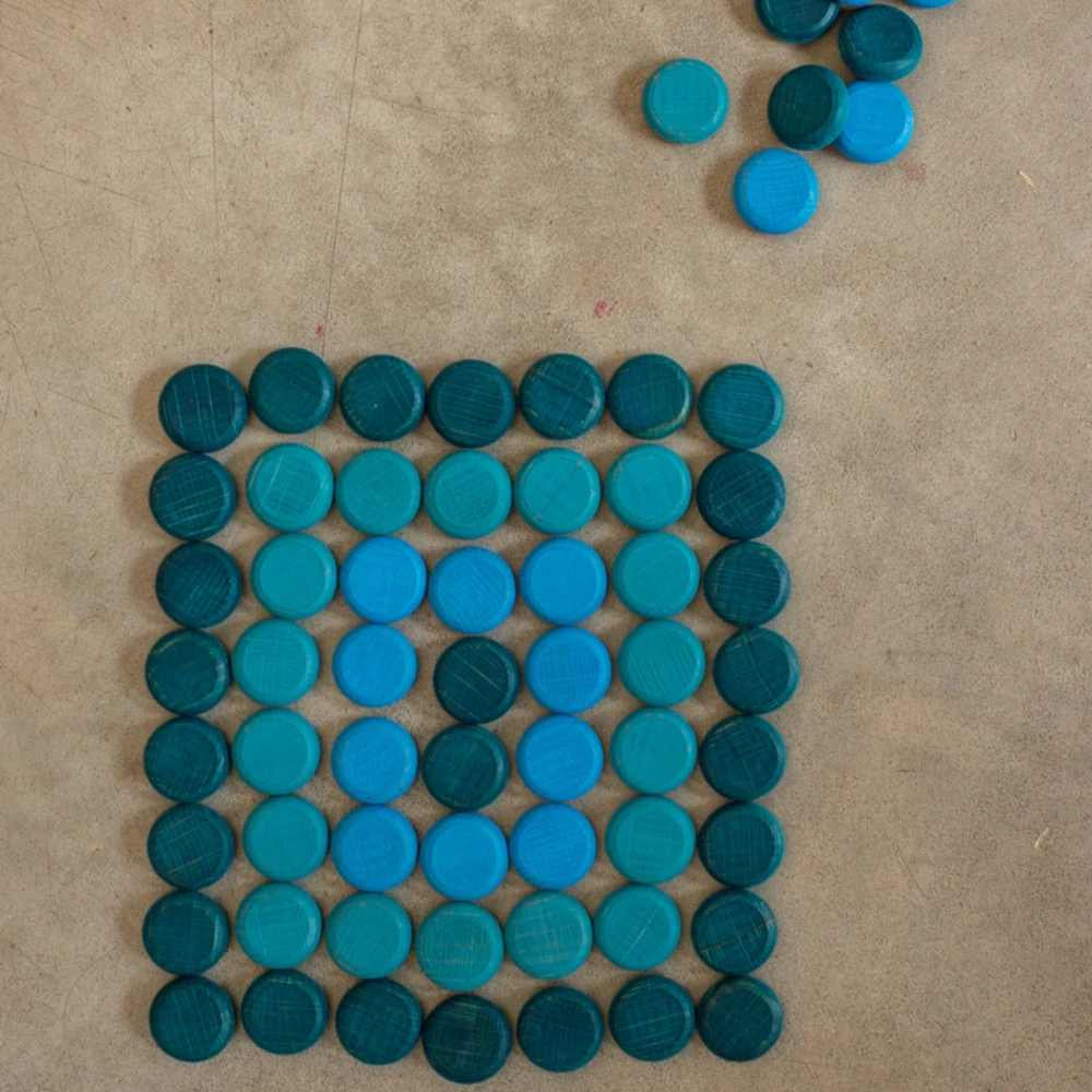 Grapat Grapat Loose Parts: Houten Munten Blauw, 36st. (Mandala Blue Coins) 4 Grapat Grapat Loose Parts: Houten Munten Blauw, 36st. (Mandala Blue Coins) - Afbeelding 2