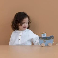 Little Dutch Houten Speelgoed - Houten Trekfiguur Boot Sailors Bay -Kinderspeelgoed Verkoopwinkel little dutch houten speelgoed houten trekfiguur bo 3