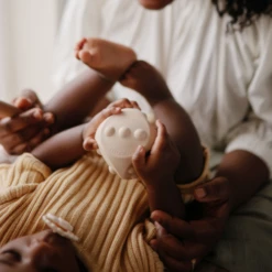 Mushie Babyspeelgoed - Siliconen Dobbelsteen, Set Van 2 Blush/Shifting Sands -Kinderspeelgoed Verkoopwinkel mushie babyspeelgoed siliconen dobbelsteen set van 2