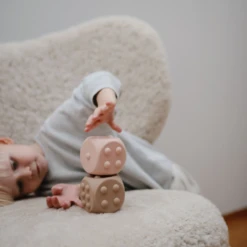 Mushie Babyspeelgoed - Siliconen Dobbelsteen, Set Van 2 Blush/Shifting Sands -Kinderspeelgoed Verkoopwinkel mushie babyspeelgoed siliconen dobbelsteen set van 3