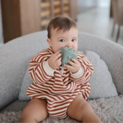 Mushie Babyspeelgoed - Siliconen Dobbelsteen, Set Van 2 Dried Thyme/Natural -Kinderspeelgoed Verkoopwinkel mushie babyspeelgoed siliconen dobbelsteen set van 6