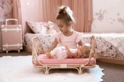 Poppie Toys Rotan Poppenbedje Met Roze Matrasje 5 Poppie Toys Rotan Poppenbedje Met Roze Matrasje -Kinderspeelgoed Verkoopwinkel poppie toys rotan poppenbedje met roze matrasje 1