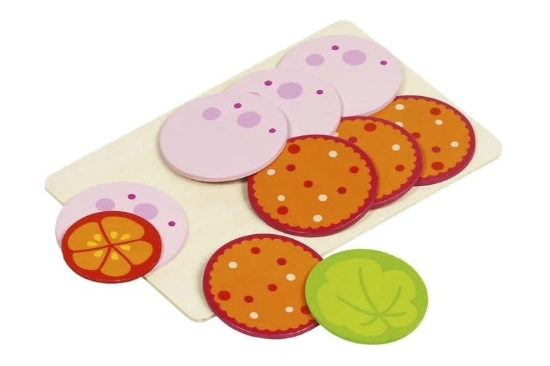 Sneetjes worst, sla en tomaat. 3 Sneetjes worst, sla en tomaat.